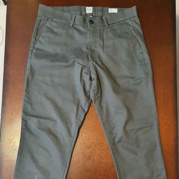 Modern Khakis in Slim Fit with GapFlex - Soft Blac - Picture 1 of 4